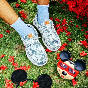 250721_NAM-HDxDISNEYFRIENDS_ALTPDP-MickeyMinnie-Grey_Wally_900x900-2.png